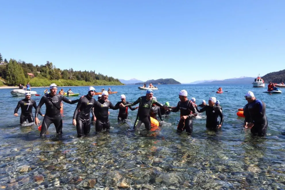 Querer es poder: el video de las 50 personas que cruzaron nadando el Nahuel Huapi