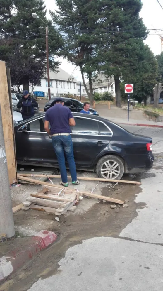 Notifoto: Iba en contramano y chocó contra una obra en construcción
