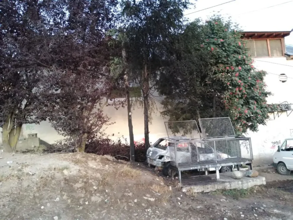 Incendiaron un auto, dañaron otros dos y atacaron a policías con piedras