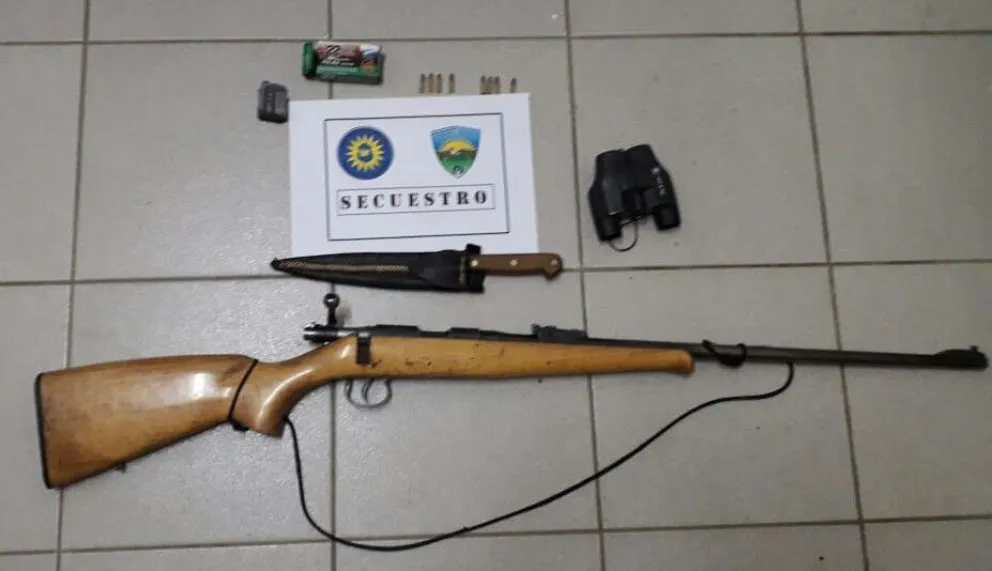 Lo pararon en un control y tenía una carabina sin ninguna documentación