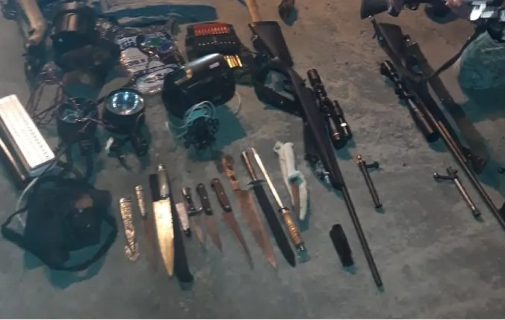 Secuestraron armas, cuchillos y un ciervo faenado de manera clandestina