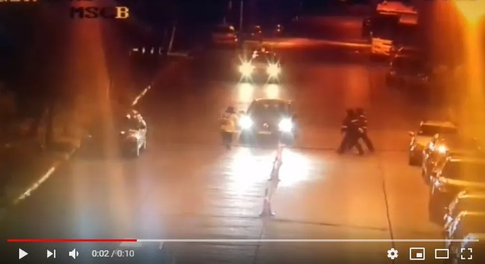 Video: un conductor intentó atropellar a inspectores de tránsito