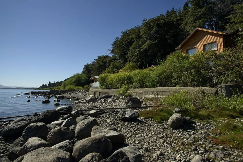Existen muchas construcciones de larga data en la costa del lago Nahuel Huapi que no cumplen con lo determinado en las ordenanzas.