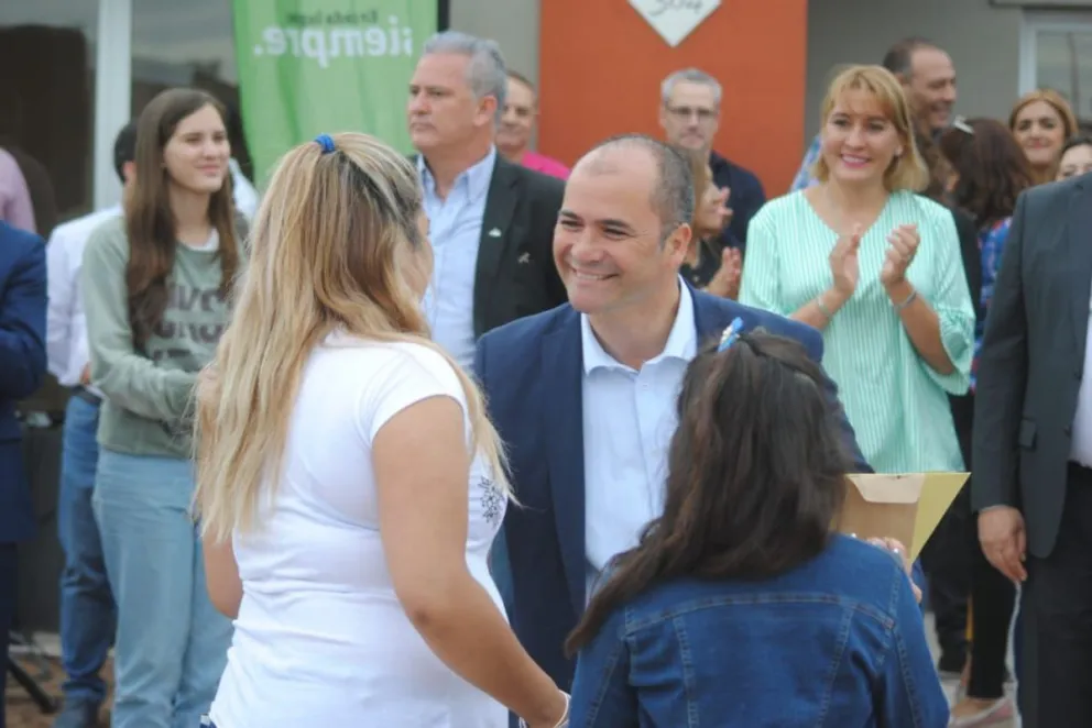 "Seguimos caminando la provincia, como lo hicimos estos cuatro años". 