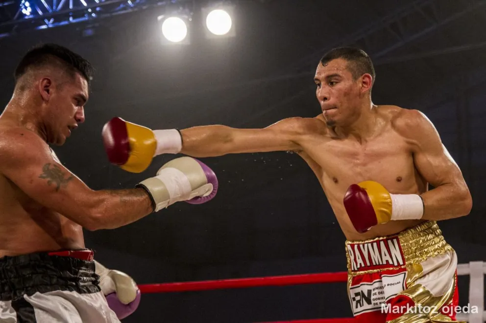 El boxeador local sigue ganando minutos arriba del ring. 