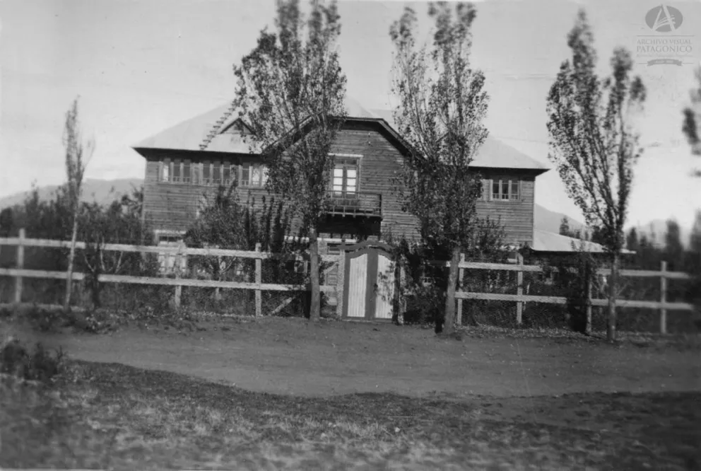 La vivienda fue diseñada por Primo Capraro y construida por Enrique Lunde y Enrique Pedersen.
