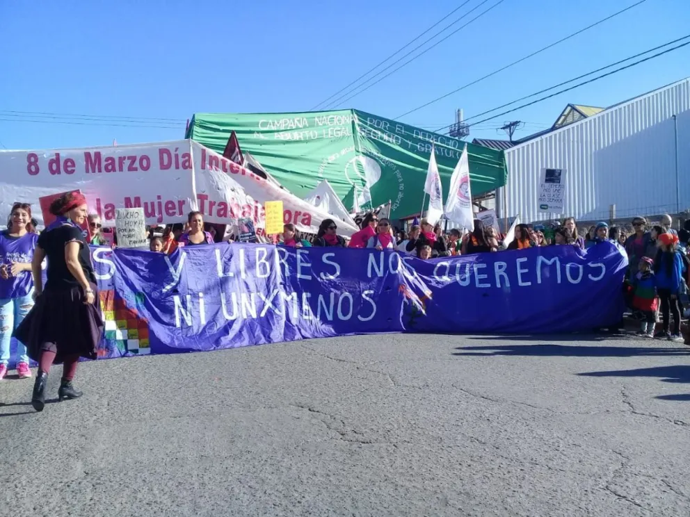 #8M: Miles de mujeres marchan por sus derechos en Bariloche