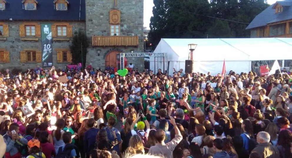 #8M: Multitudinaria marcha en Bariloche