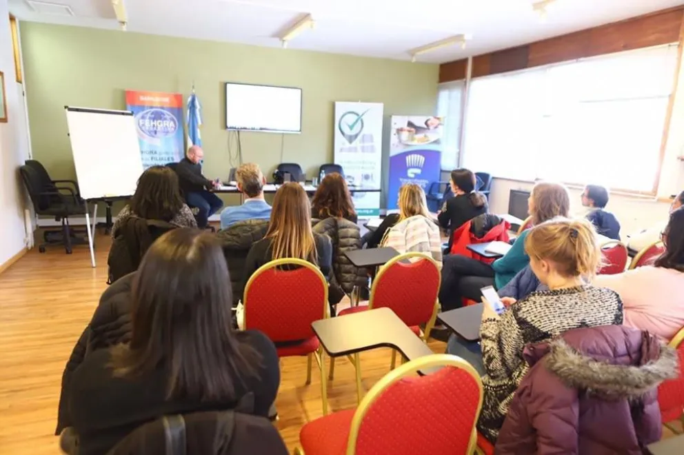Lanzan una capacitación para mozos, camareras, recepcionistas y conserjes