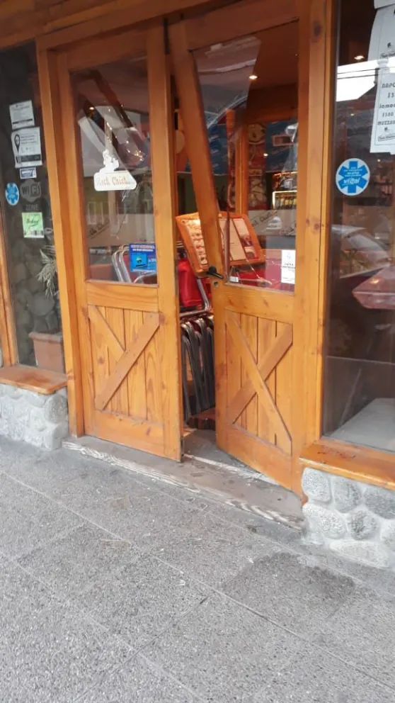 Video: así ingresaron a robar en un restaurante céntrico