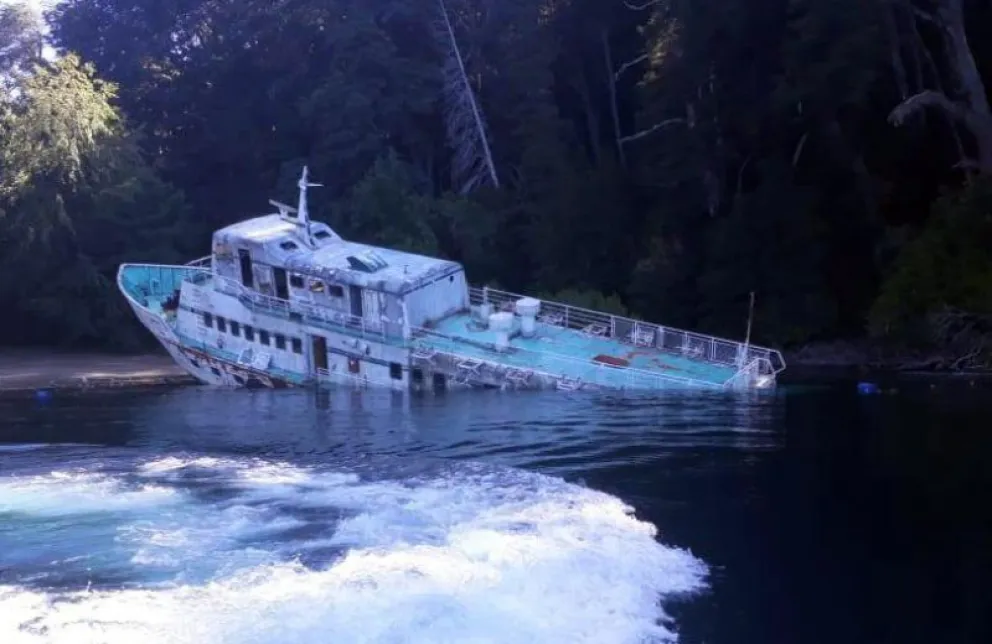 Una histórica embarcación terminó hundida en el lago Nahuel Huapi