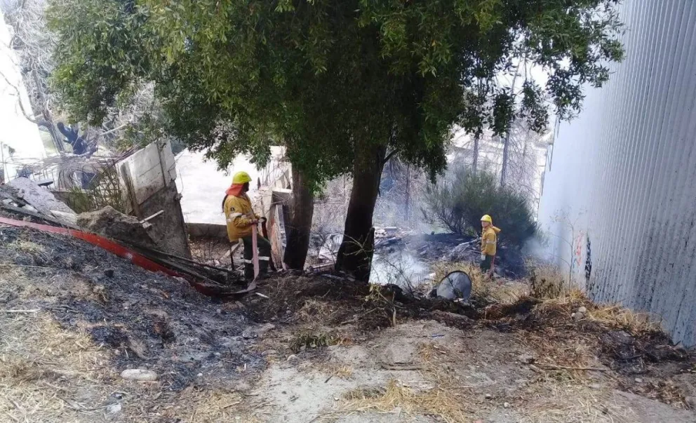 Un incendio en un baldío causó preocupación en los vecinos de la calle Tucumán