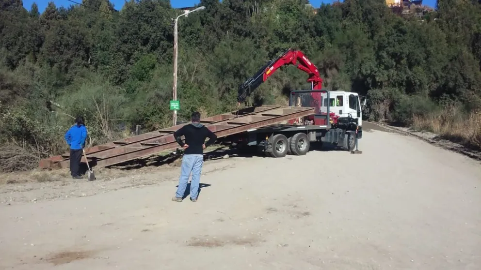 Villa Los Coihues: trabajos en la estructura del puente Negro