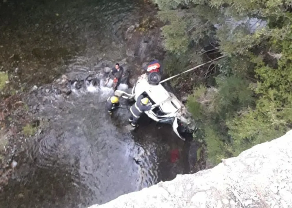 Bomberos trabajaron intensamente para retirar el vehículo del agua. 