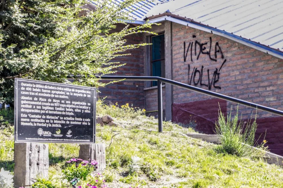 “Videla volvé”: la frase escrita en la UNCo Bariloche que generó gran repudio