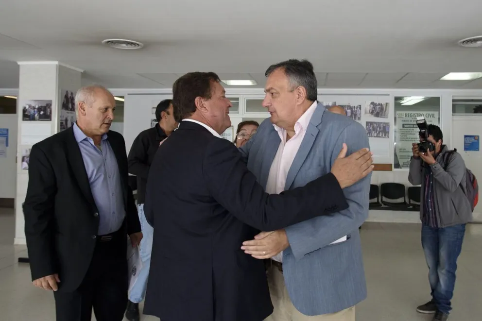 Gennuso: “La única distancia entre Weretilneck y yo es que en  este momento él está en el aeropuerto”