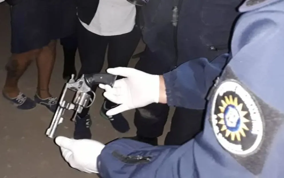 Apuntaron a efectivos policiales con un arma y terminaron detenidos