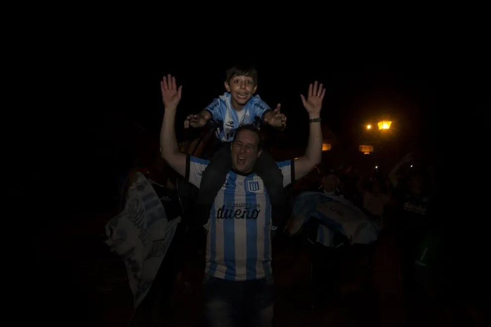 En familia, toda la alegría. Racing y sus hinchas, a puro festejo.