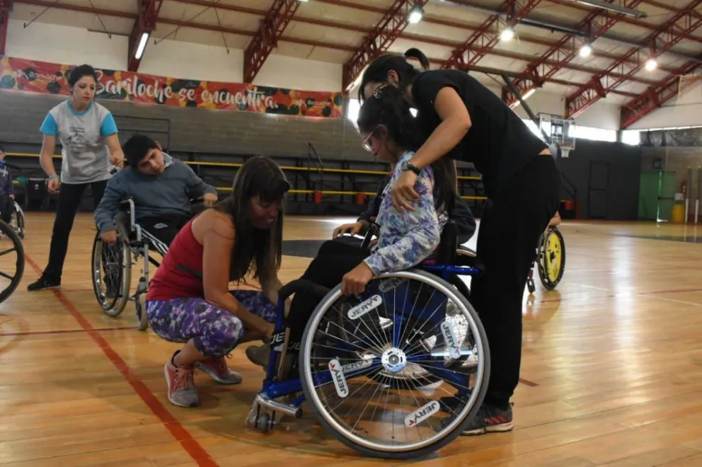 Entregaron sillas de ruedas para deporte adaptado