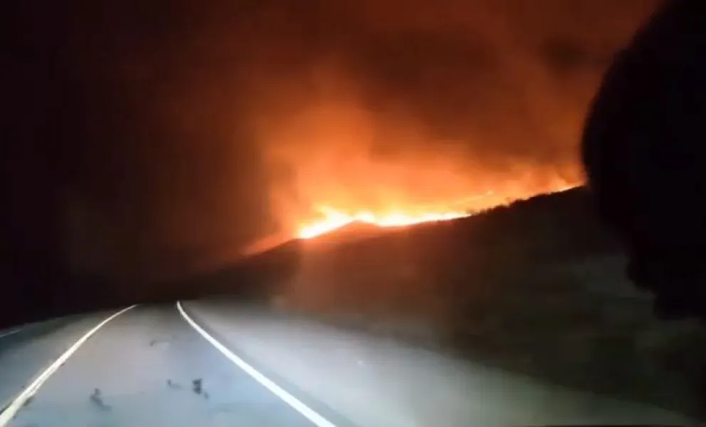 Sigue sin control el incendio en Collón Cura