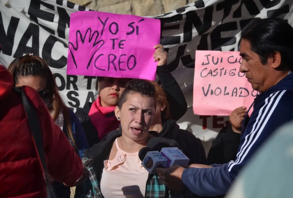 Mujeres se movilizaron desde Pilcaniyeu por el caso de violación