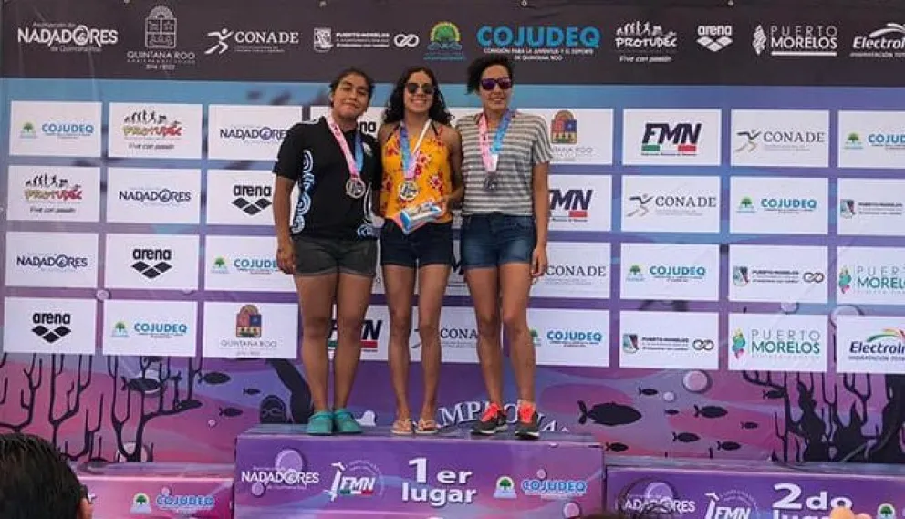 A la izquierda, Mayte, en otro gran podio.