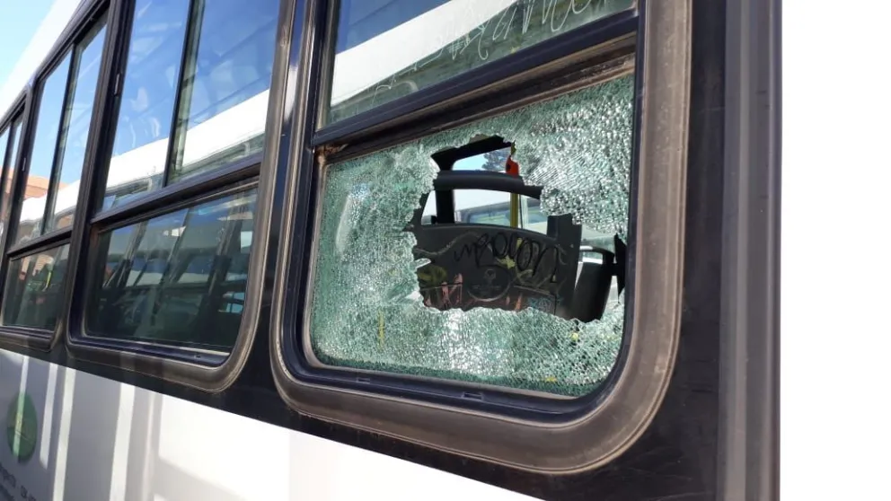 Rompieron un colectivo a cabezazos