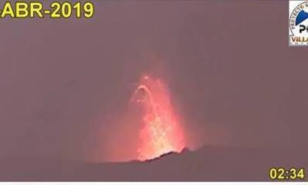 El Volcán Villarrica tuvo explosiones de más de 50 metros de altura
