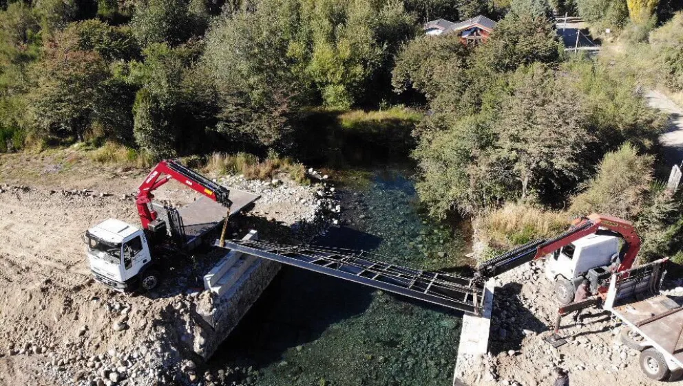 Montaron la estructura metálica del puente Negro
