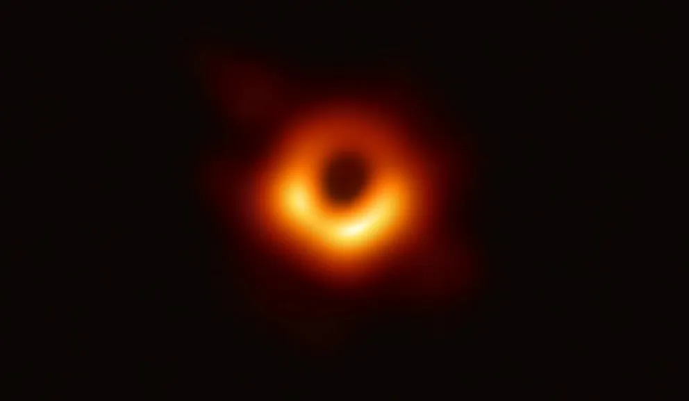 La primera imagen de la "sombra" de un agujero negro. EHT / ESO