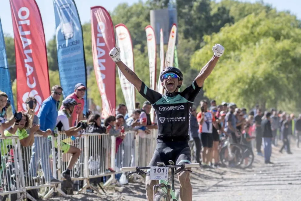 A gritarlo con todo. Ranquehue festejando otro triunfo en Roca.