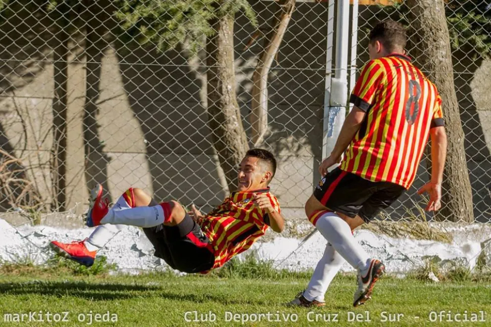 David Valdebenito festeja el 1-0 del "Cruzado".