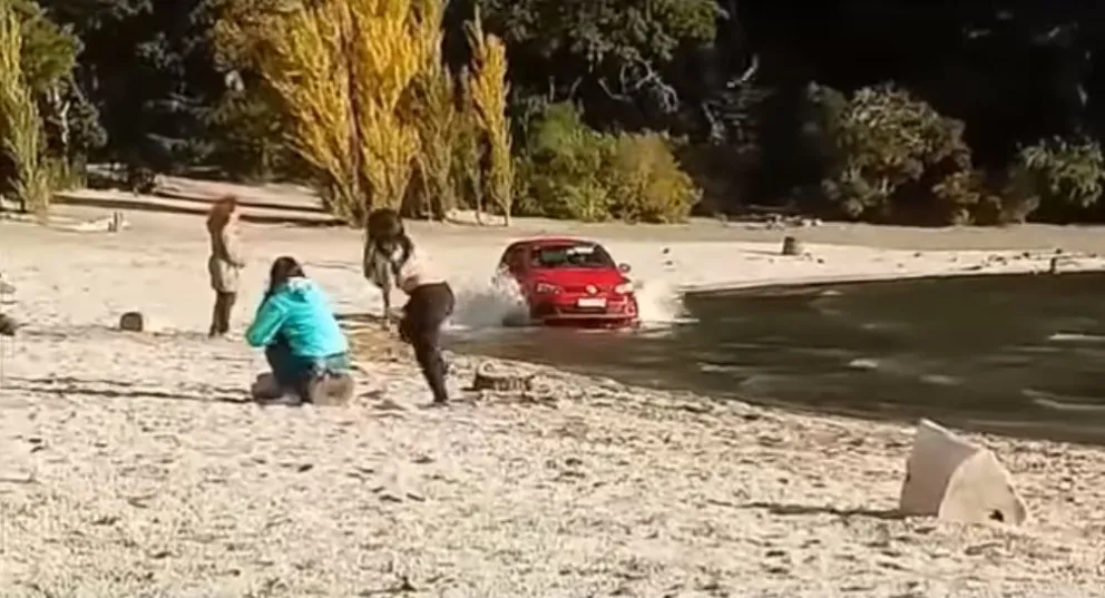 Video: circuló con su auto en plena playa
