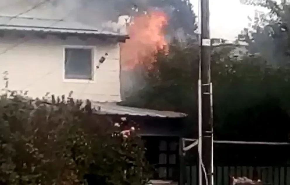 Video: Un voraz incendio afectó dos viviendas
