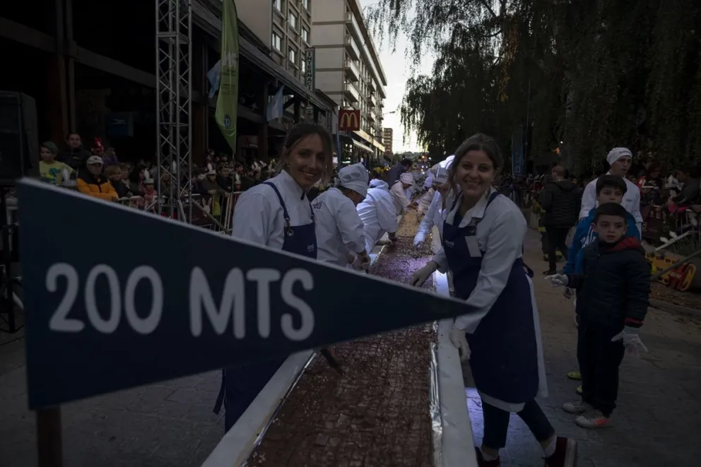 Grandes y chicos disfrutaron de la barra de chocolate más larga del mundo