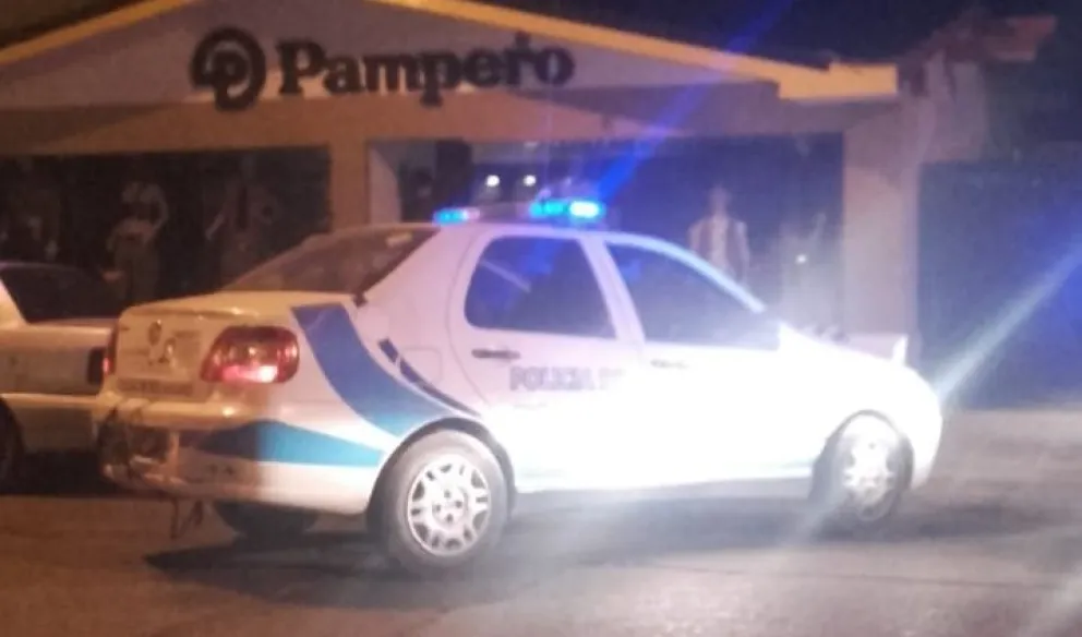 Rompieron un vidrio, ingresaron al local y fueron detenidos en su interior