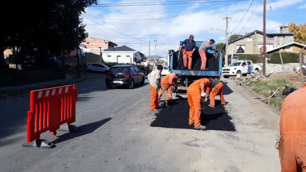 Esparcieron 36 toneladas de asfalto para bacheos