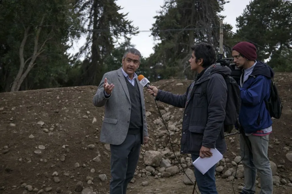 El funcionario provincial recorrió las obras del gimnasio en la Unco Bariloche. 