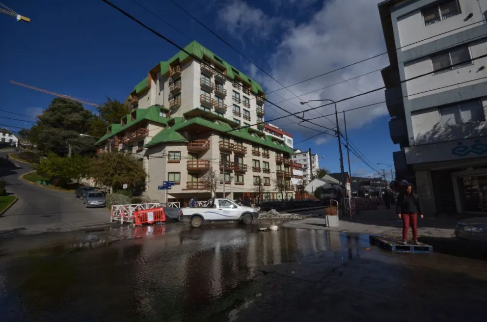 La intersección de Mitre y John O'Connor es la más afectada por el agua. 