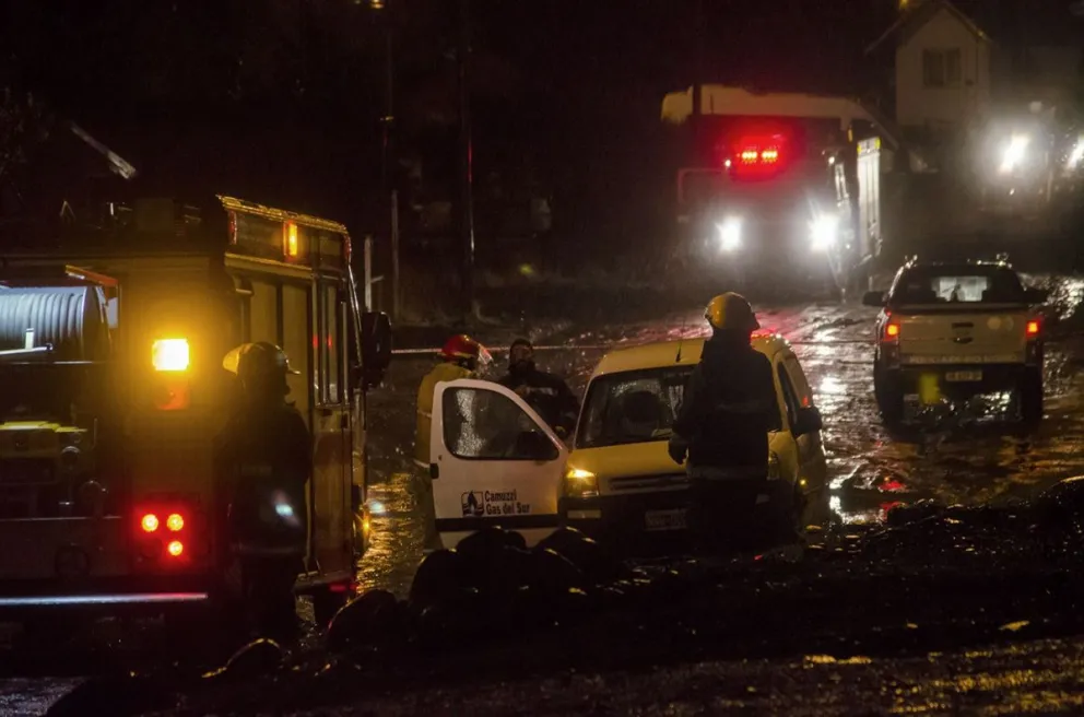 La lluvia complicó las tareas de reparación. 