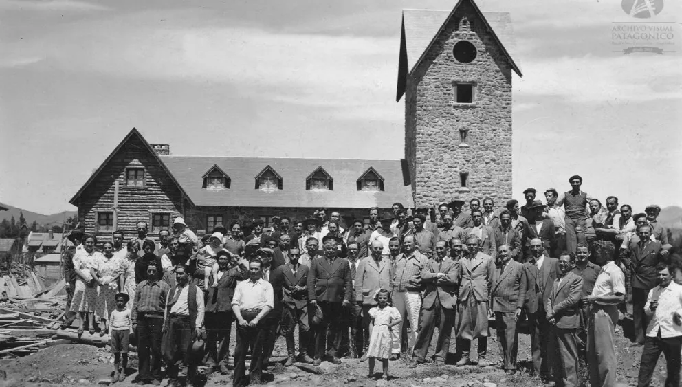 Personal de la construcción del Centro Cívico, en 1938 (Colección Lunde en Archivo Visual Patagónico). 