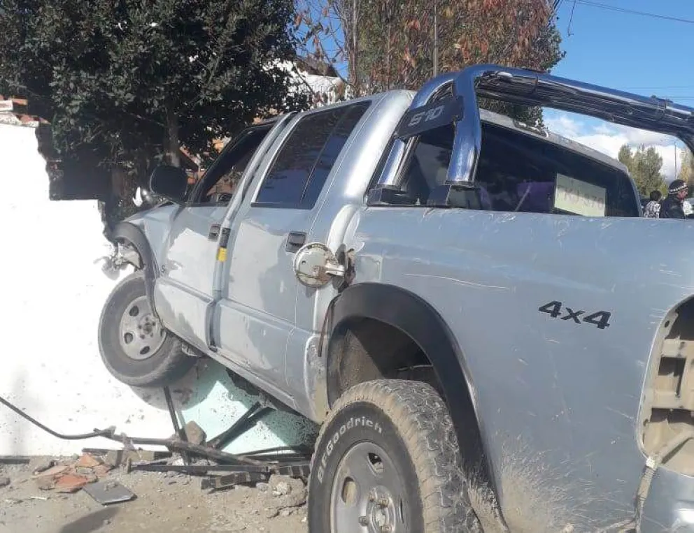 Una camioneta terminó incrustada en una casa tras un choque
