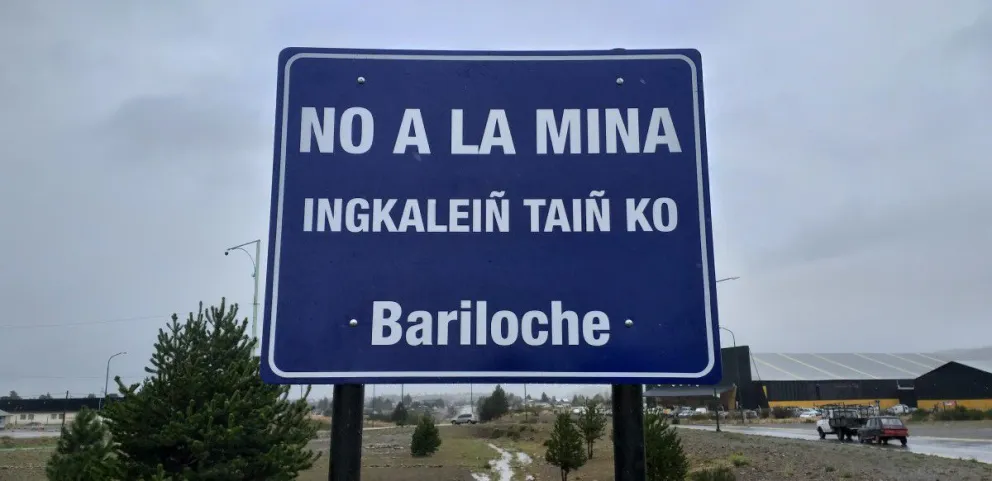 Instalaron un cartel contra la minería contaminante en la entrada a Bariloche
