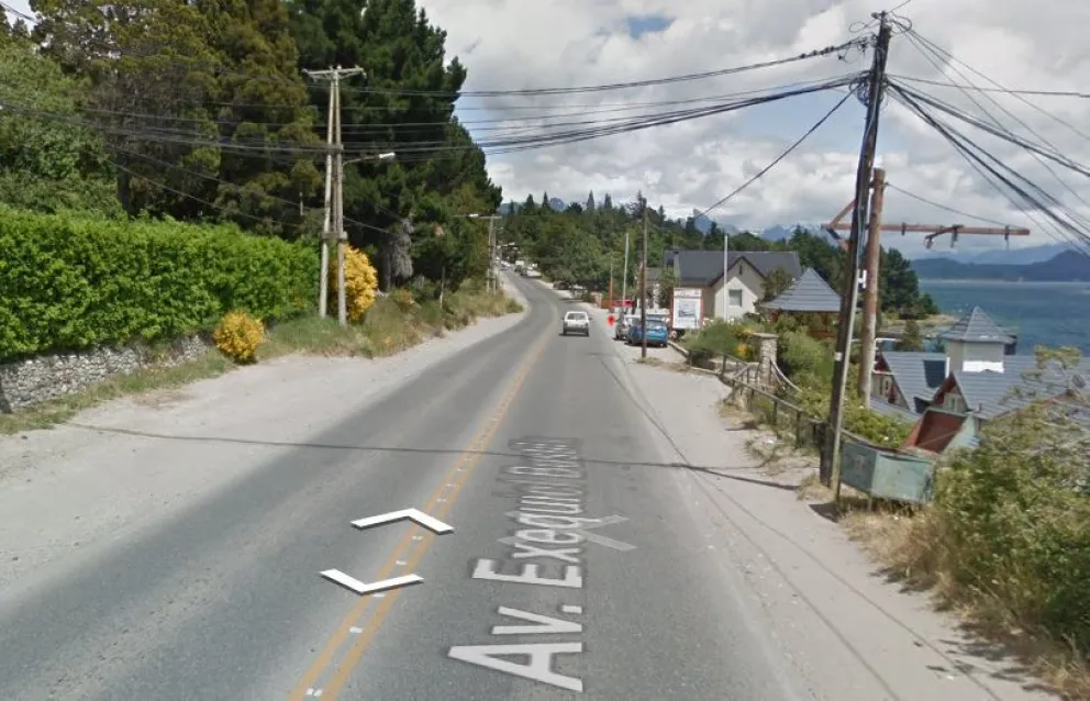 Iba en una moto, cayó y murió