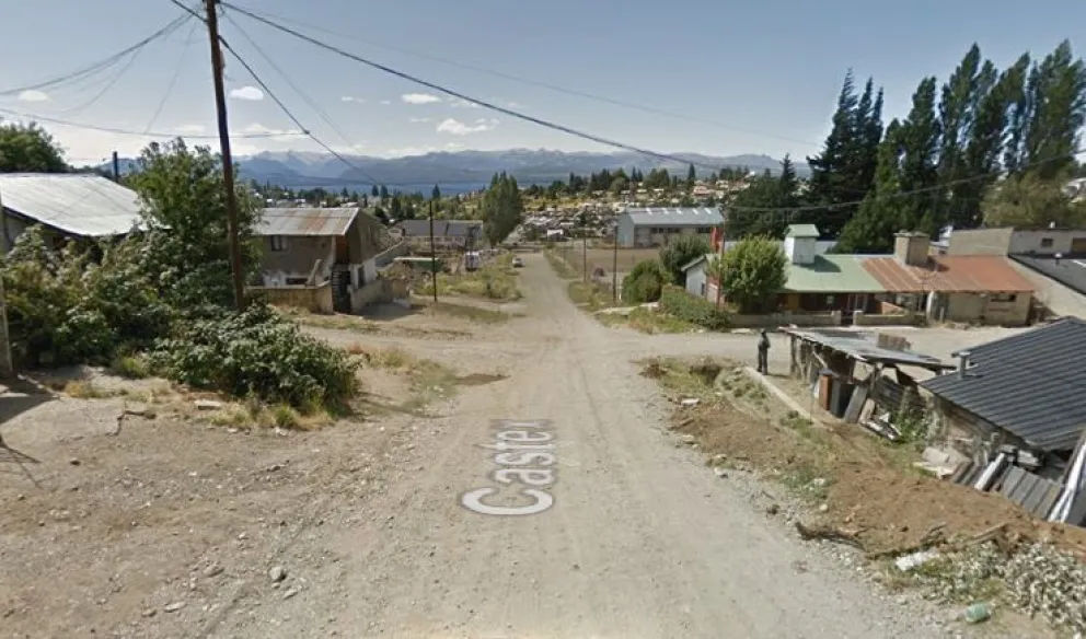 Encontraron a un hombre muerto en el patio de una casa