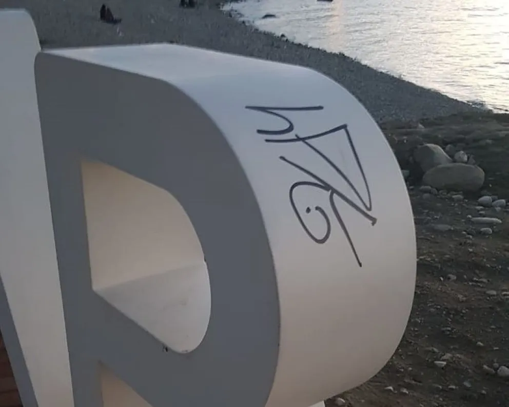 Repudiable: rayaron las letras de “Bariloche”
