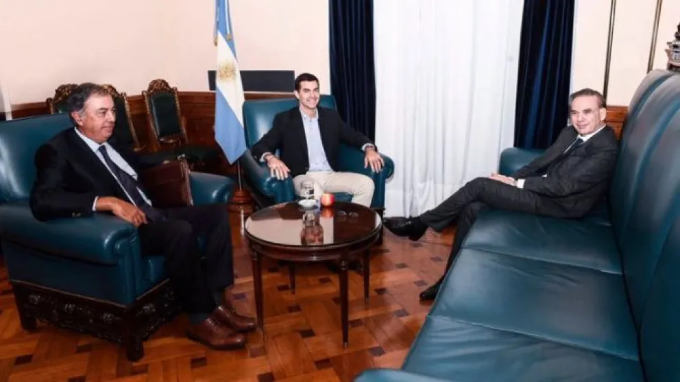 Pichetto junto a Juan Manuel y Rodolfo Urtubey. 