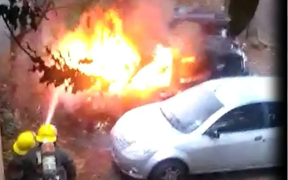Video: Un automóvil fue destruido por las llamas