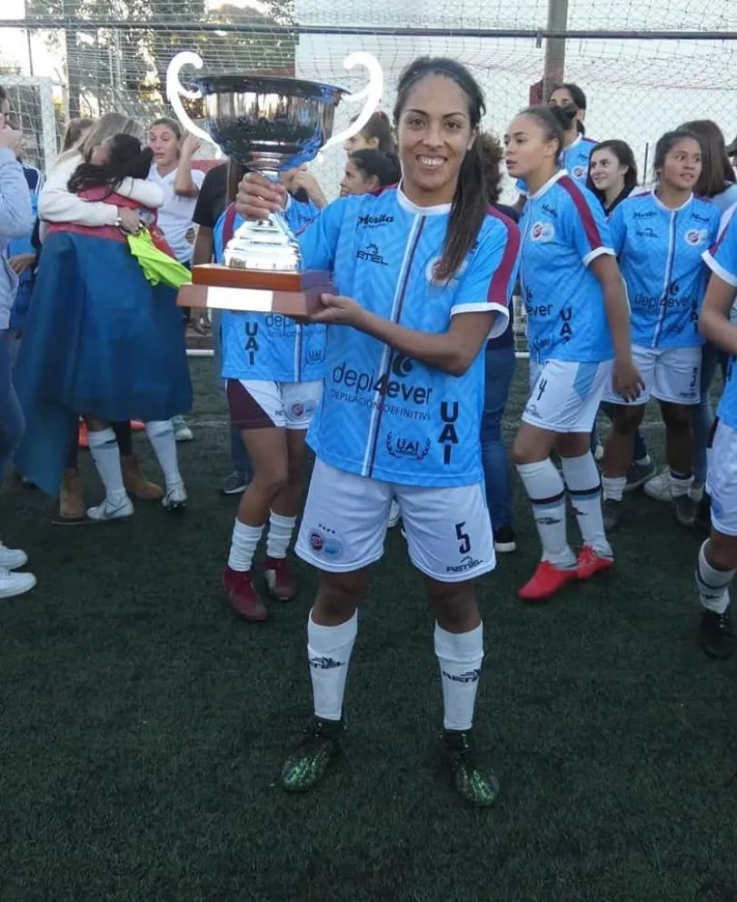 Miriam y un nuevo trofeo con UAI Urquiza.
