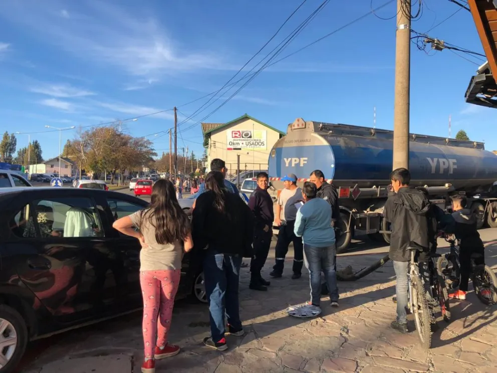 Un camión y un automóvil chocaron en la rotonda de Ñireco